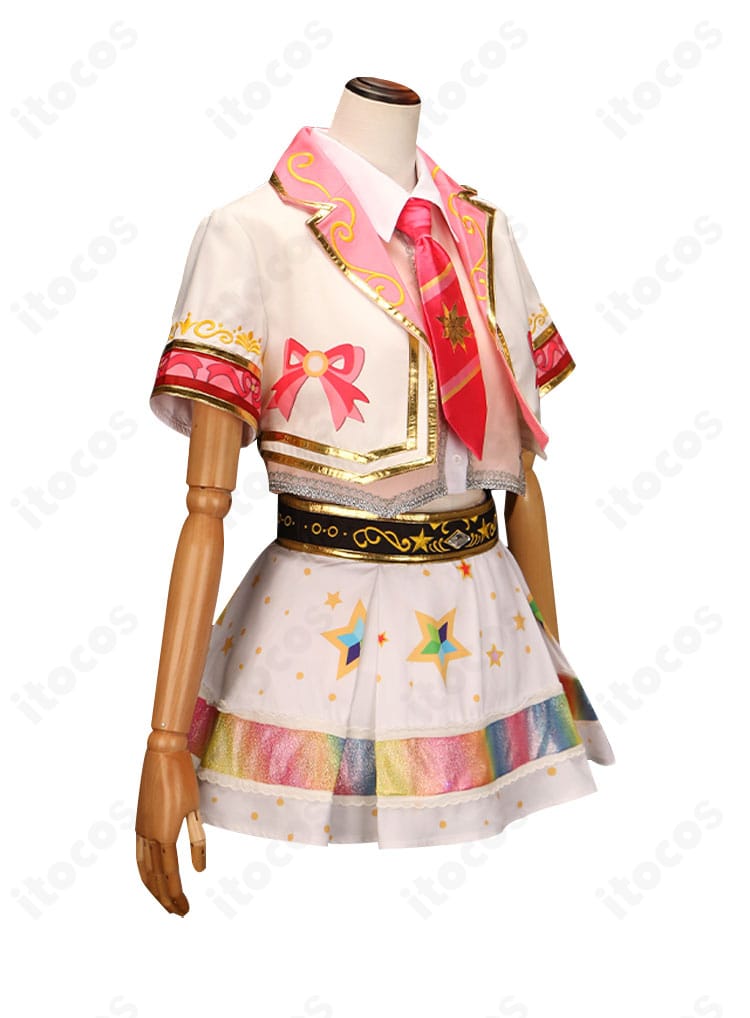 星宮いちご コスプレ衣装の側面ディテール。コートのラインとスカートのシルエット、縁取りの見え方。