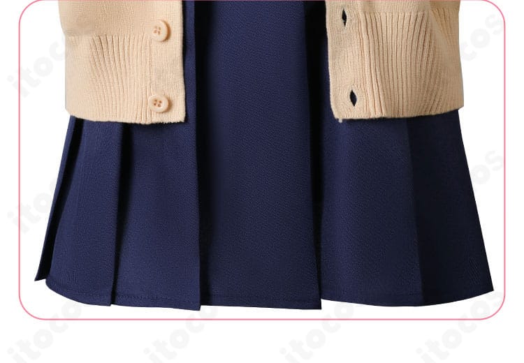 裾まわりのディテール。スカートの縁取りやステッチが全体のバランスを整えます。