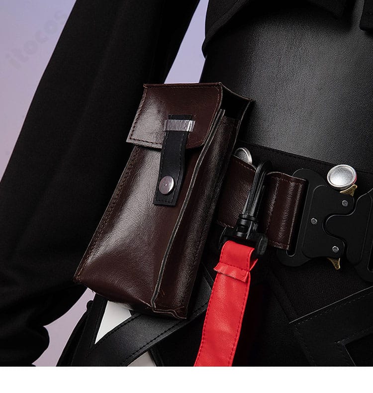 ウンファ コスプレ衣装 腰回りの装飾。ベルト、ストラップ、ポーチの配置が分かる画像。