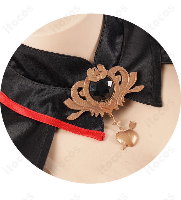 襟飾りパーツのクローズアップ。縁取りとモチーフの質感が分かる写真