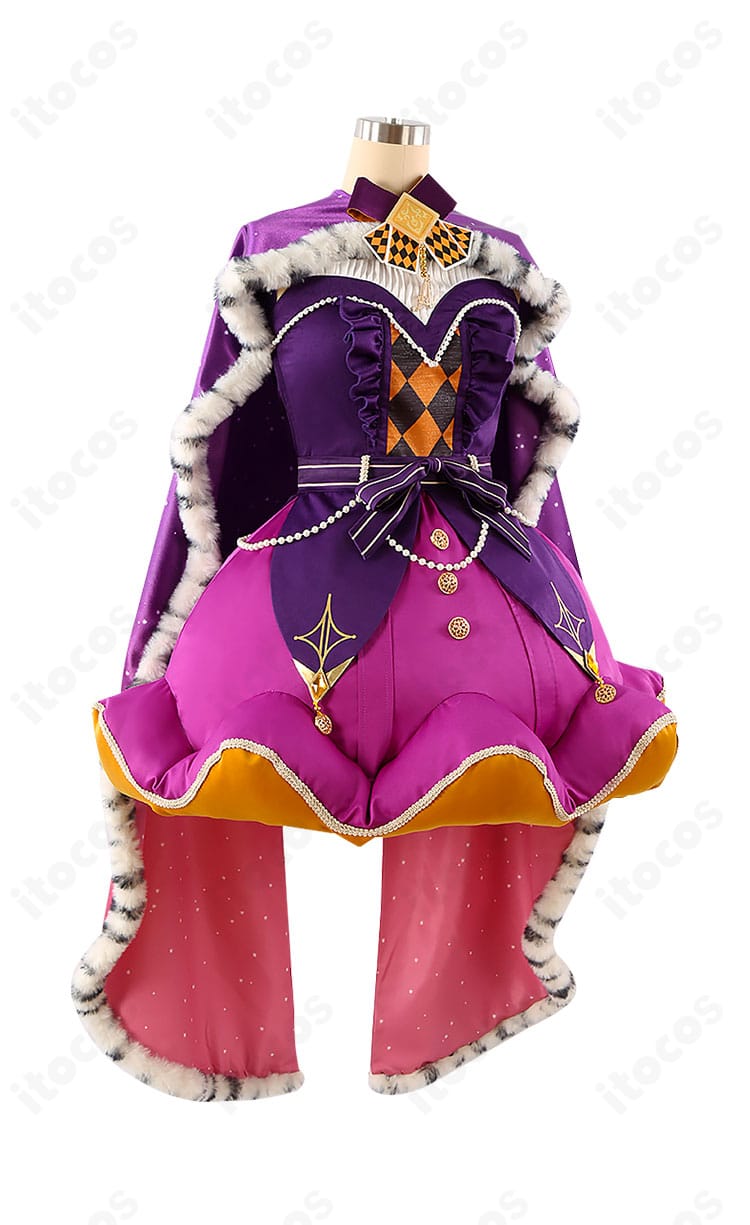 鳳えむ クイーン・オブ・ダイヤ衣装の右側面。マントの落ち感とトップスのシルエットを確認。