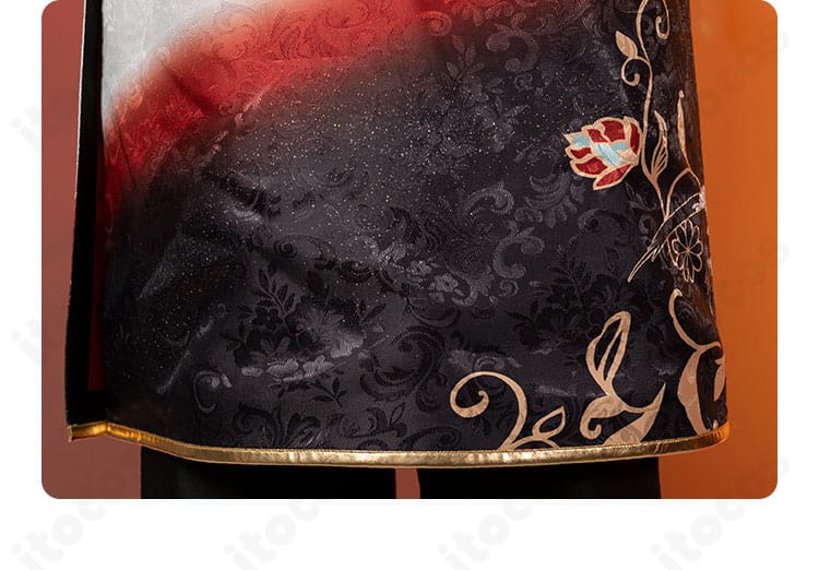 風早巽 宝相華衣装の背面装飾ディテール。背中の刺繍とチェーン位置、縫製の精度を示す写真。