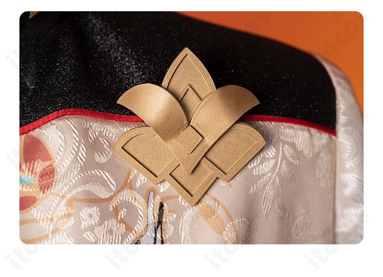 風早巽 宝相華衣装の肩周りディテール。エポレット風装飾と刺繍の質感、素材の艶を強調。