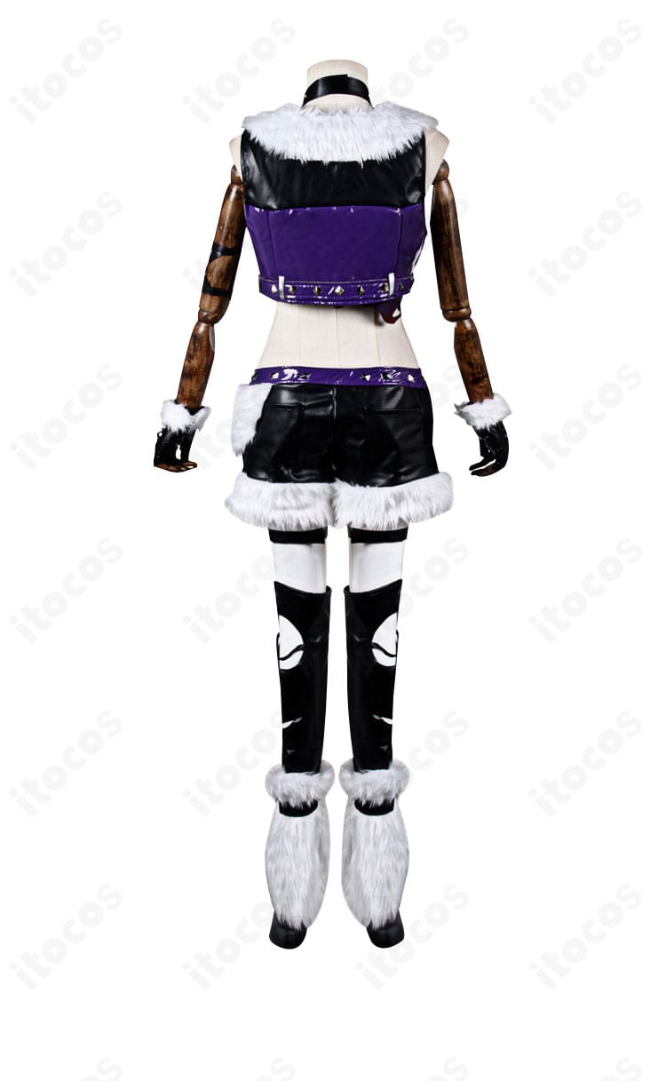 背面全景のコスチューム写真。背中の切替や腰回りの装飾配置まで丁寧に再現。