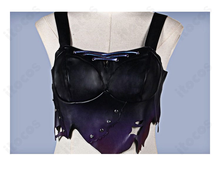 上衣ディテールのクローズアップ。刺繍風モチーフや縁取り装飾の質感がわかるアップ画像。