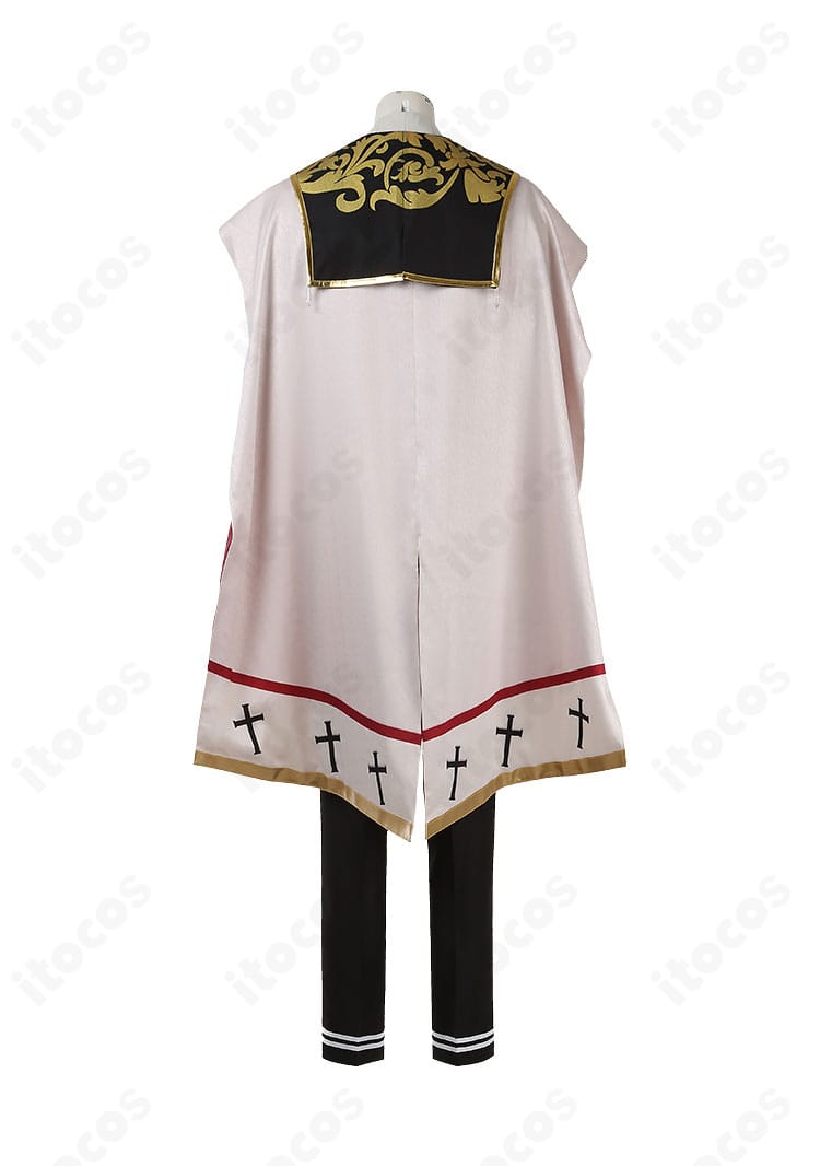 背面デザインの詳細。マントの落ち感と背中の装飾、コートの後ろ姿のシルエットが確認できる。