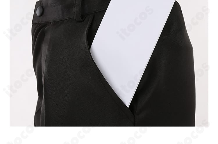 ズボンのポケット部ディテール。縫い目と飾りパーツの仕上がりを示す近接写真。