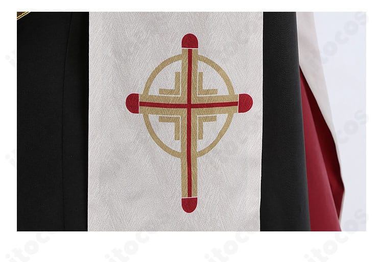 披風（マント）部分の装飾クローズアップ。縁取りと留め具の質感が映える写真。