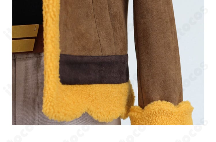 コート裾の装飾アップ。ヘムラインのデザインとパイピングの仕上がりを示す画像