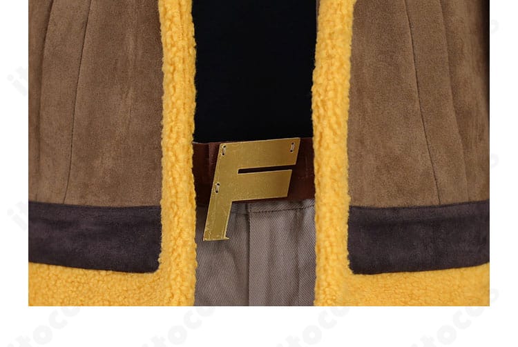 襟元（門襟）装飾のアップ。襟の形状と装飾パーツのバランスを詳細に示す画像