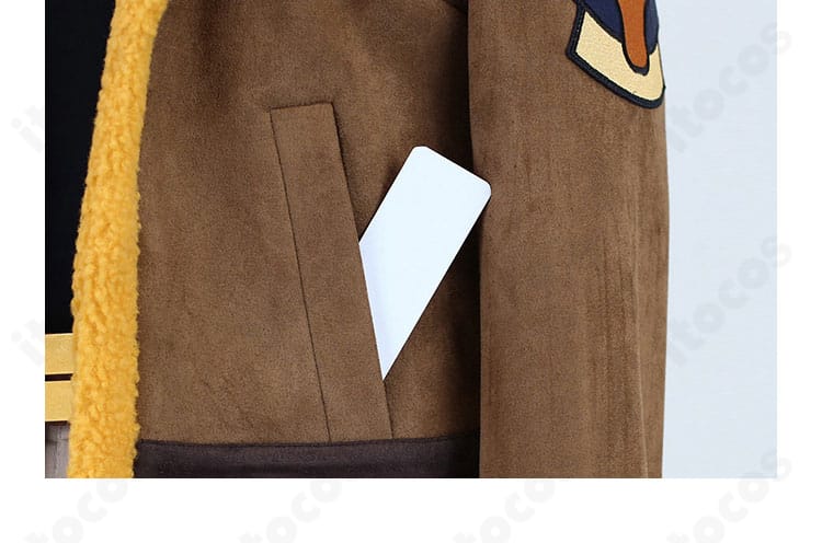 コートポケットのディテール。口布の形状と縫製ライン、収納性の見え方を確認できる画像