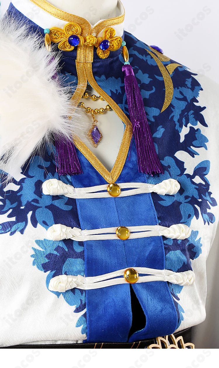 襟元と衣襟の装飾接写。日々樹渉らしいエレガントな意匠を再現