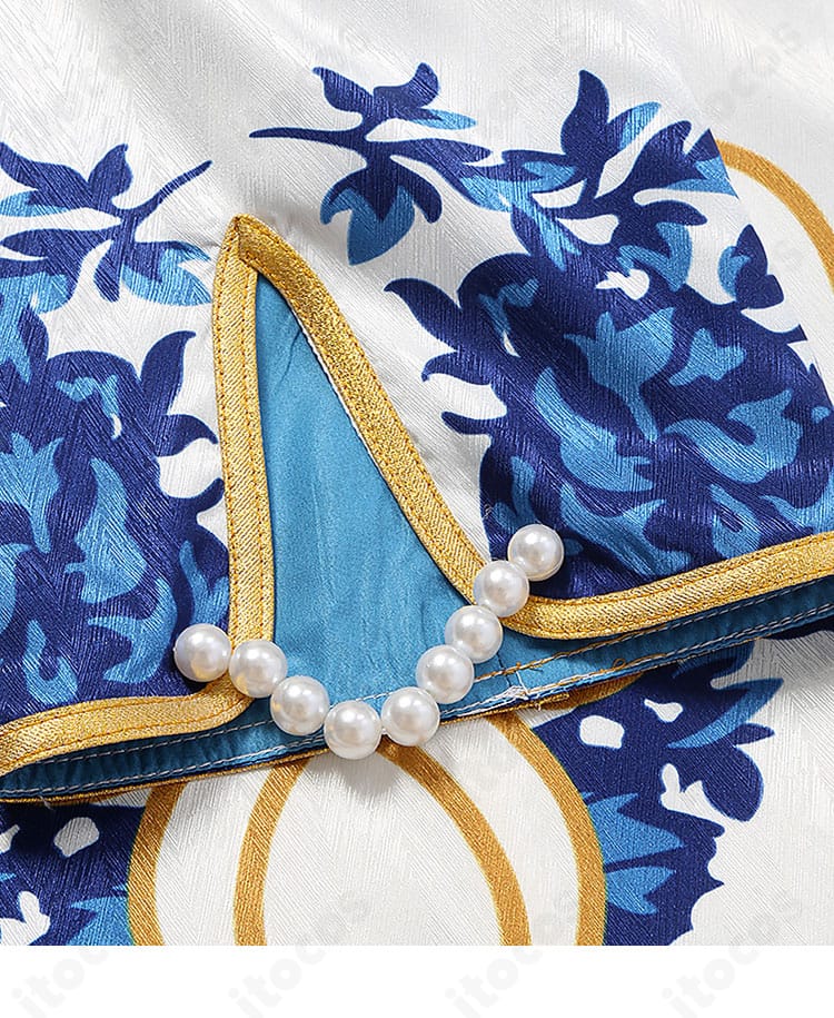 袖口の装飾接写。金ブレードとボタン配置の精度を確認できる