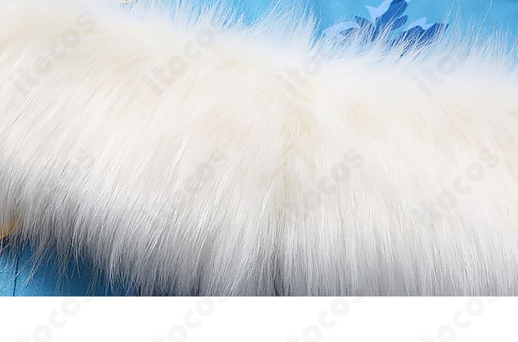 肩のフェイクファー装飾接写。ボリュームと毛並みの表情を強調