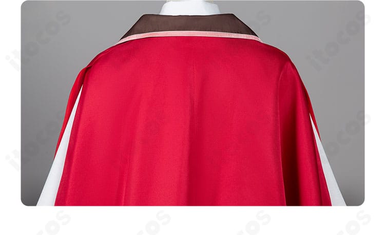 背面ディテール画像。コート後ろ身頃の切り替えとスカートの重なりを捉えた、全体設計の確認用カット。