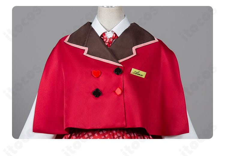 上衣装飾のクローズアップ。襟元から前立てにかけての刺繍風ディテールと金属調ボタンの質感が見える画像。