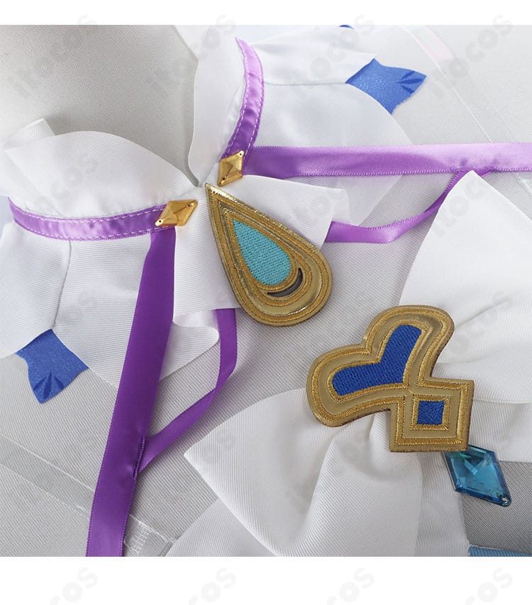 原神 ニィロウ 東風はこぶ花の吐息 コスプレ 襟元と蝶結びのクローズアップ。精緻な刺繍と金色装飾を強調。