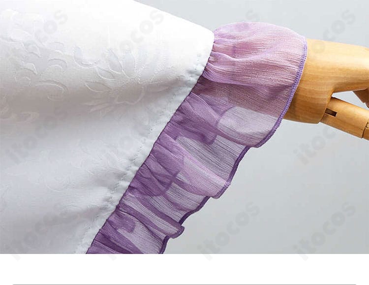 エミリア衣装の袖口ディテール。フレア形状と縁の配色が分かる接写