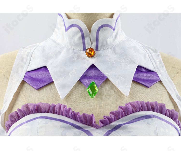 エミリア衣装の襟元刺繍ディテール。花模様と縁取りの配色バランスが分かる接写