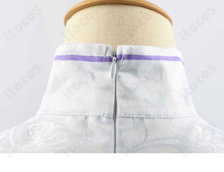 エミリア衣装の胸元チェーン装飾ディテール。留め具と装飾ラインの質感が分かる画像