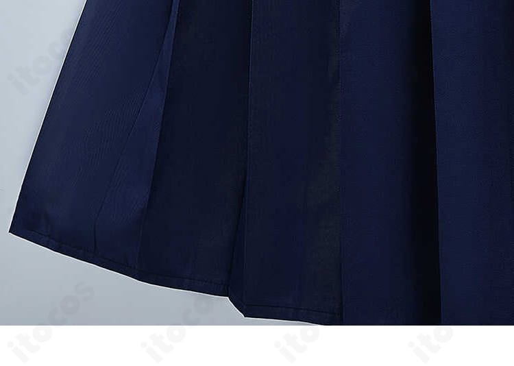 衣裾の装飾を強調したカット。動きに合わせて映えるデザインが特徴。