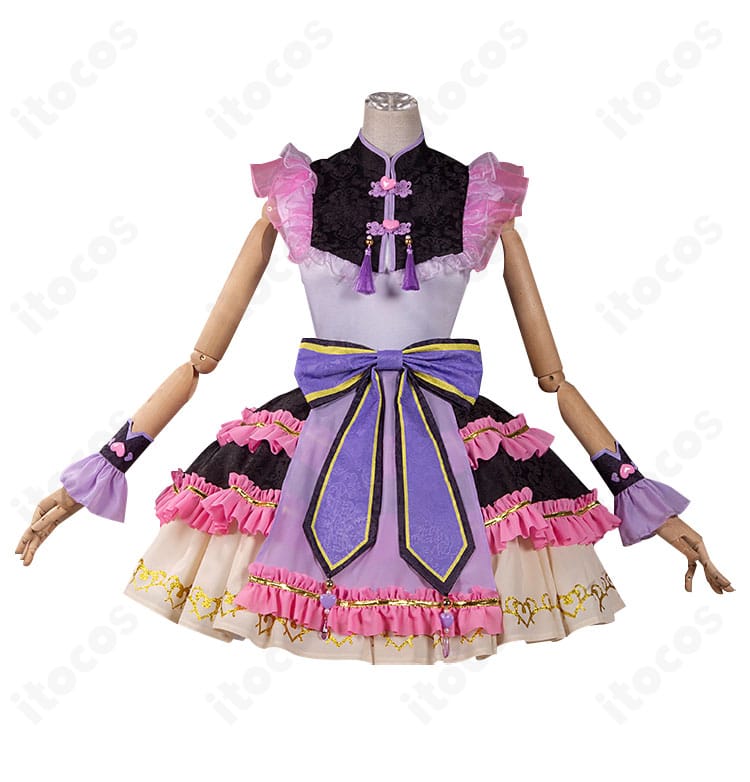 真中らぁら コスプレ衣装の正面全体。トップスとスカートのシルエット、チャイナ×ゴシックのデザインが強調された写真。