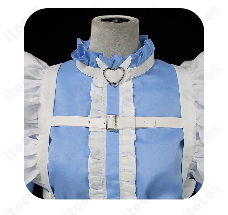 襟元のクローズアップ。蝶ネクタイと襟の形状、縁取りの仕上げを示す黛冬優子コスプレ衣装の細部。