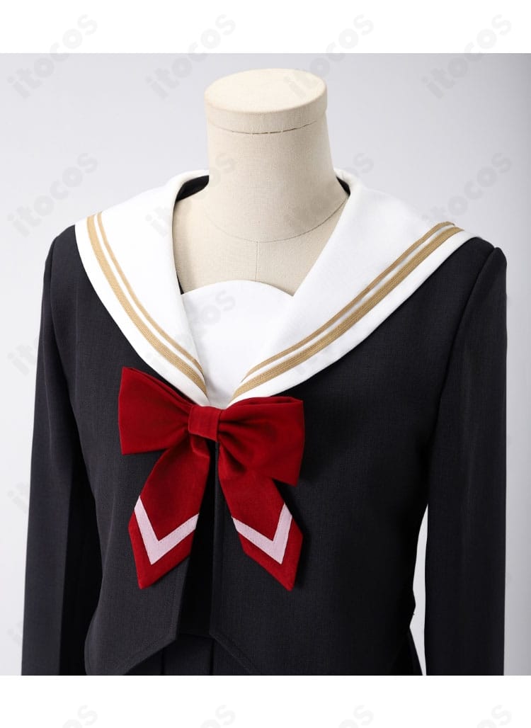 アリサ・ミハイロヴナ・九条 制服コスプレ 装飾ディテール。前身頃の意匠やパーツ配置を近接で示した写真。