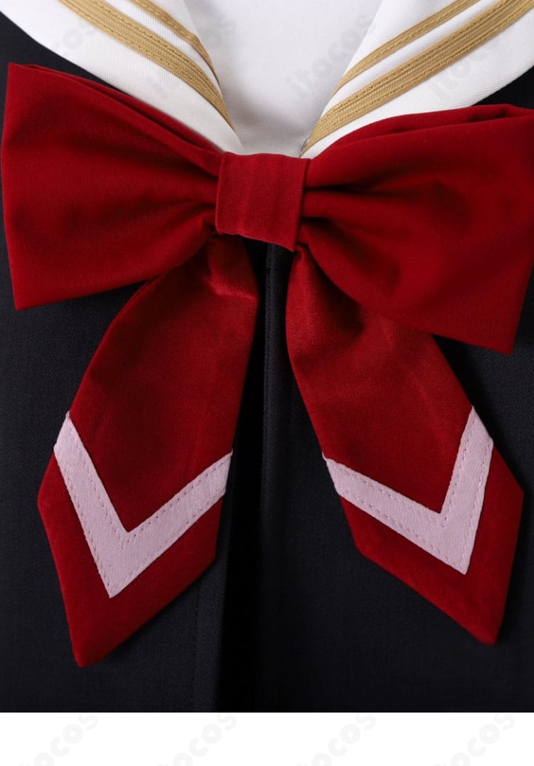 アリサ・ミハイロヴナ・九条 制服コスプレ スカーフ部分のアップ。首元のアクセントが表情を引き立てるディテール。