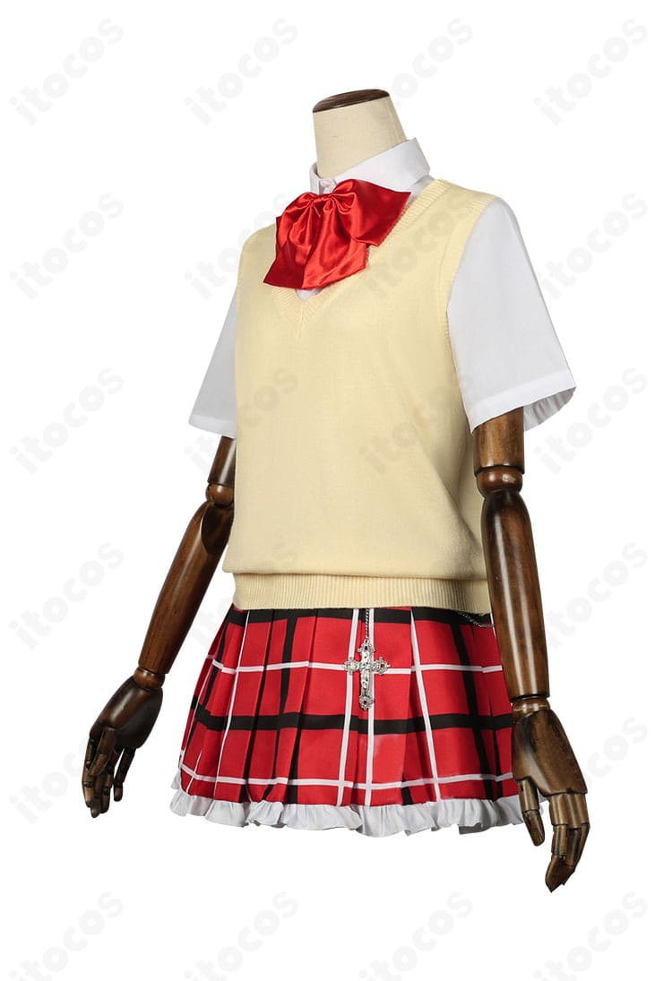 小鳥遊六花 夏服コスプレ衣装の側面。ベストのラインとスカートのシルエットを強調した画像