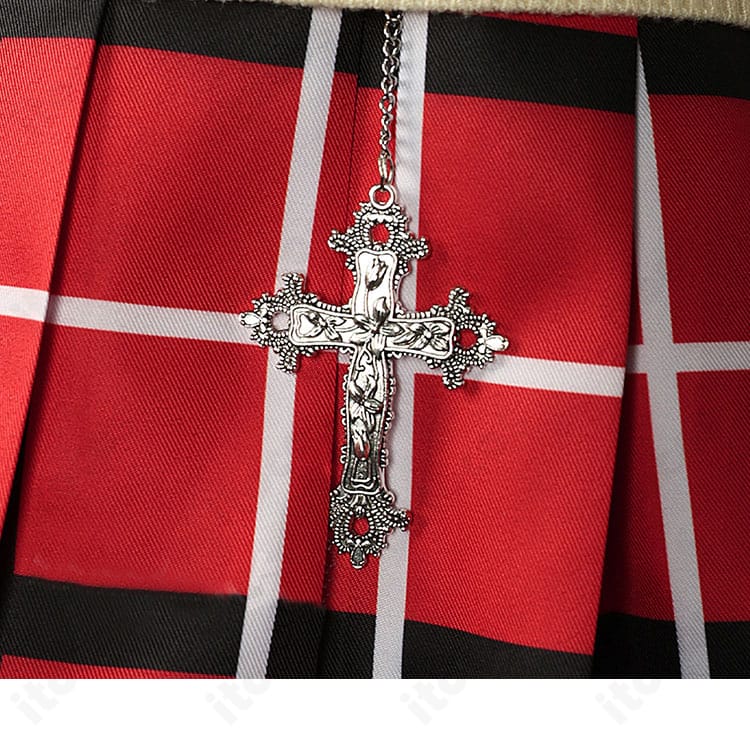 小鳥遊六花 夏服コスプレの腰飾りとペンダントのアップ。アクセサリーの質感が分かる画像