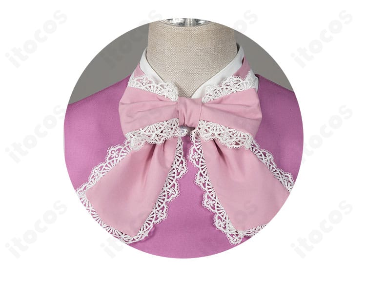 蝶ネクタイと胸元飾りのクローズアップ。ほしな歌唄 駅員風コスプレの繊細な装飾を強調。