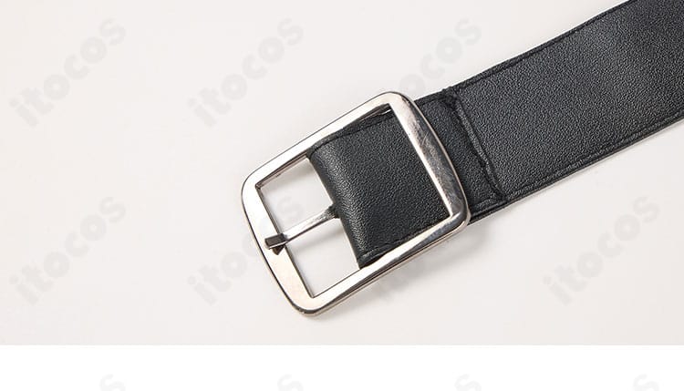 ベルト装飾のバックルと質感ディテール