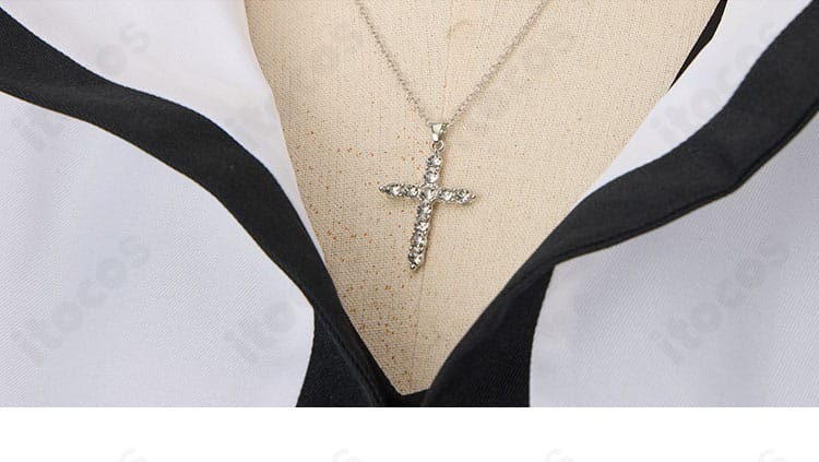 グレイ・フルバスターを象徴する十字架ネックレスの近接写真