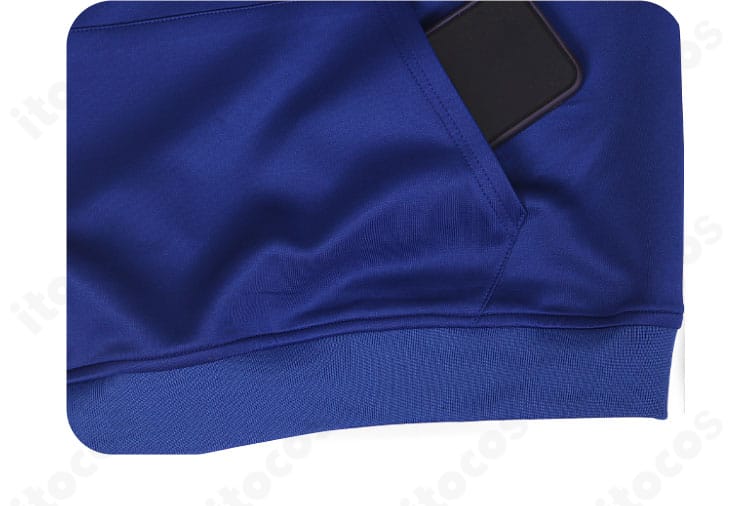 スウェットシャツのプリント・リブのクローズアップ。コーデ全体のアクセントとなるデザイン。