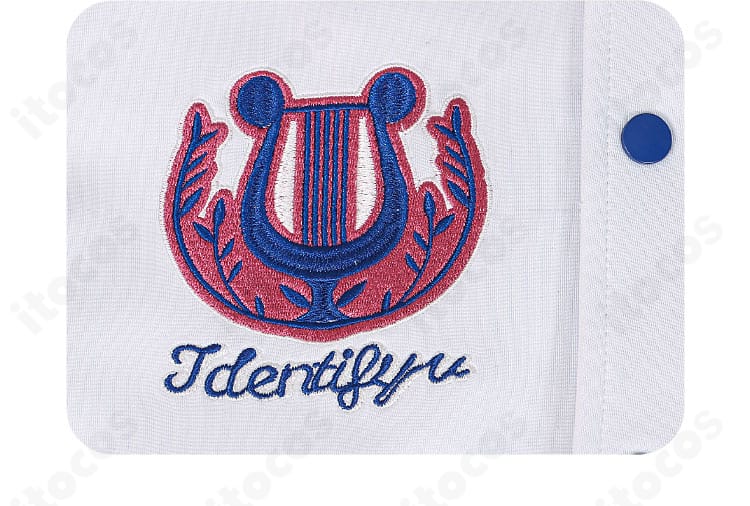 第五人格 傭兵（ナワーブ・サベダー）コスプレの胸元ロゴ装飾。質感のある立体加工で視線を集めるポイント。