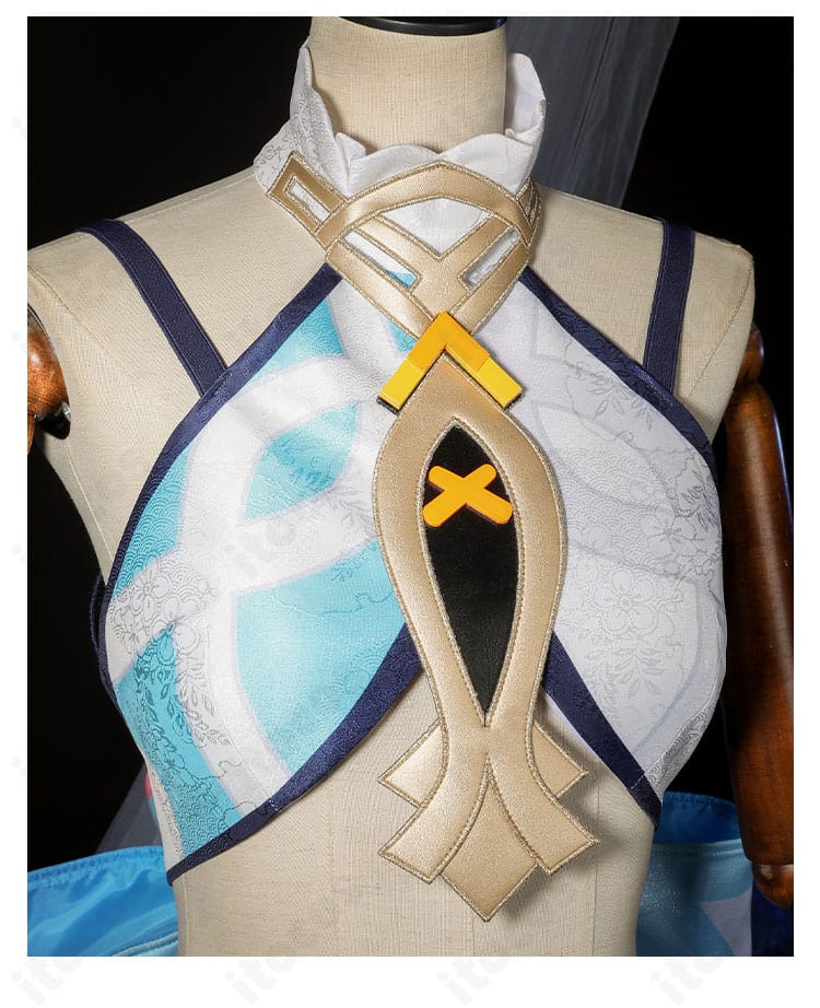 ムアラニ衣装の服装装飾クローズアップ。神の目飾りや金属調パーツの精緻な作り