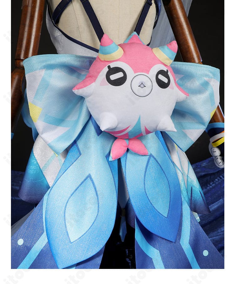 ムアラニ衣装の背部蝶結びアップ。大きめのリボンで後ろ姿をエレガントに演出