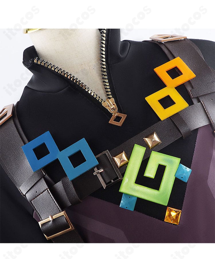 衣領の装飾クローズアップ。縁取りとモチーフパーツの質感が分かるキィニチ衣装の襟元