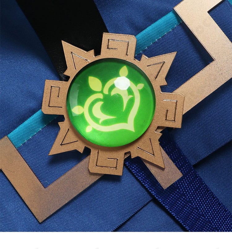 キィニチ衣装の装飾ディテール。胸飾り・メタリック調パーツの立体感を示す近景