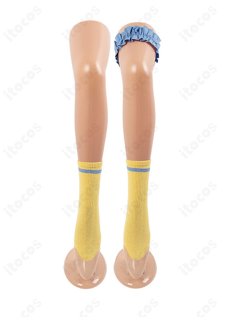 足飾りと靴下のクローズアップ。太もも飾りとソックスの質感・留め位置が分かる画像