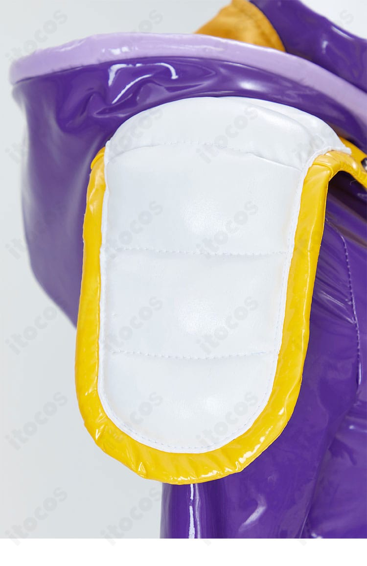 ジュエリー・ボニー エッグヘッド編コスプレ衣装の肩飾り拡大。近未来的な印象を高める装飾の質感が分かる。