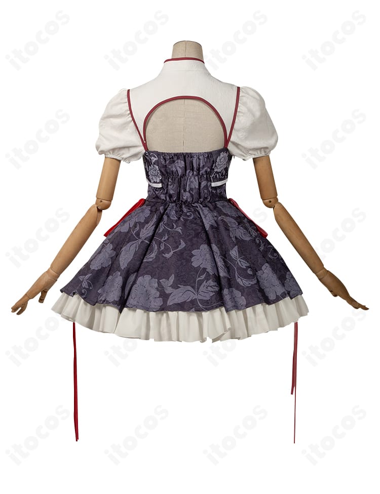 クルル・ツェペシ中華風コスプレの背面。背中の開閉部と装飾配置、スカートのドレープを確認。