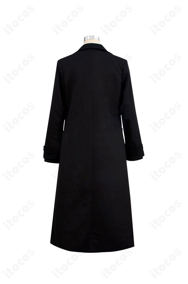 ブルーアーカイブ ニヤニヤ教授 コスプレ衣装の背面。コートの後ろ姿と裾のバランス、全体シルエットの整いをチェック。