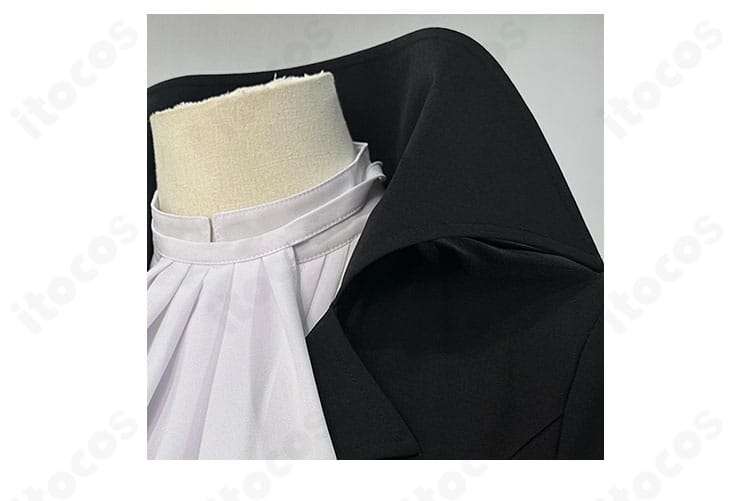 襟元装飾のアップ。芥川龍之介らしさを強調する刺繍と縁取りの再現を捉えた画像。