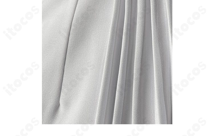 インナーシャツの近接。生地表面の質感と襟元の形状を確認できるアップ画像。