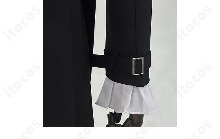 袖口装飾の近接カット。カフスの意匠とステッチの美しさを確認できる画像。