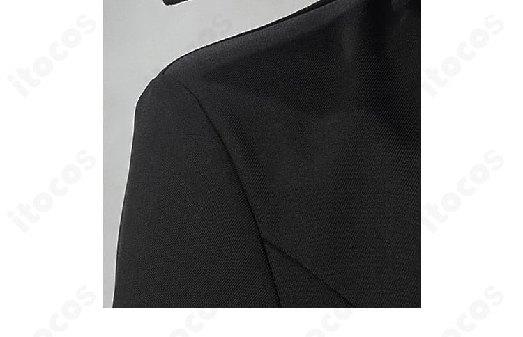 肩と袖の装飾アップ。縫製の整いとデザインのこだわりが伝わる接写。