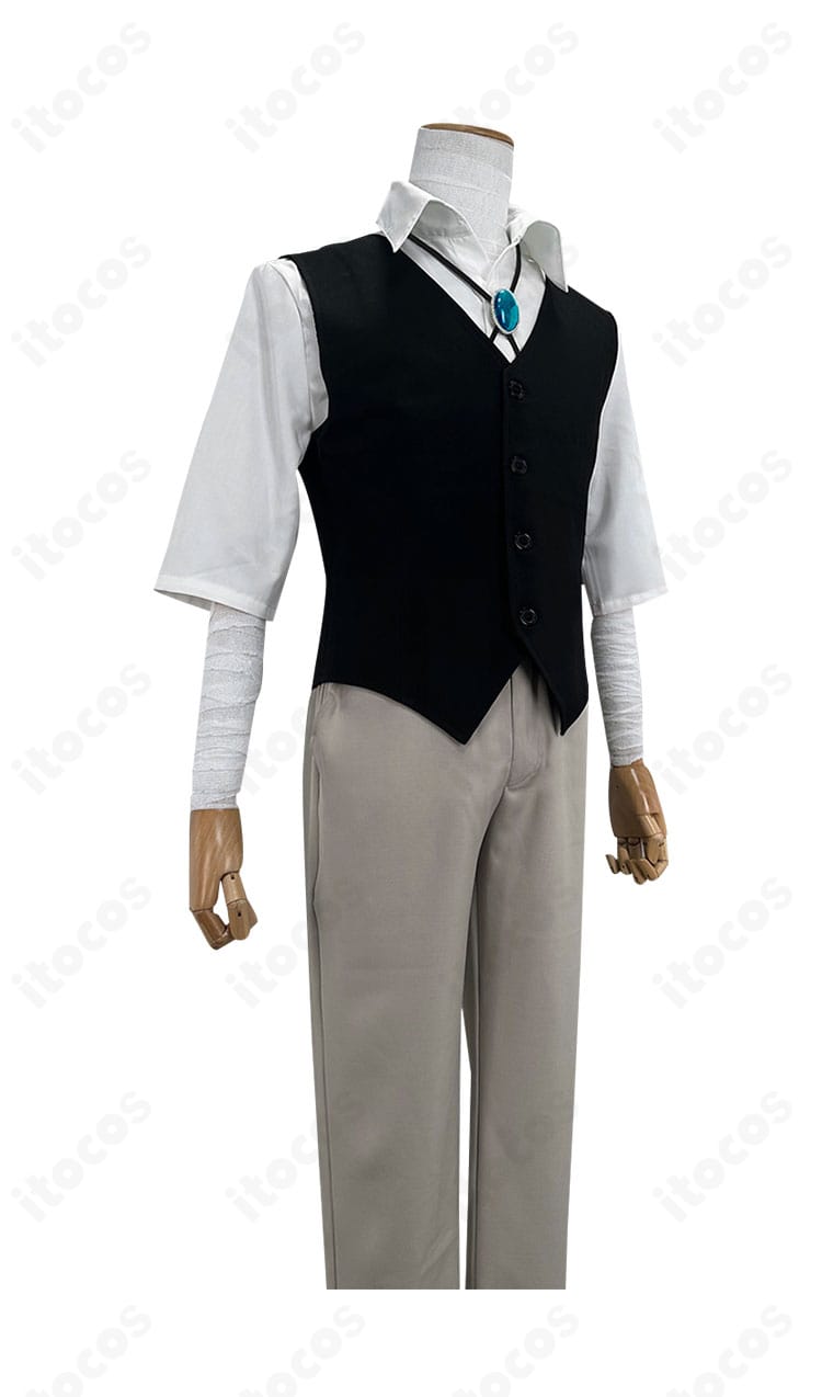 シャツとベストの重なりと内側の縫製ディテール。着心地重視の設計