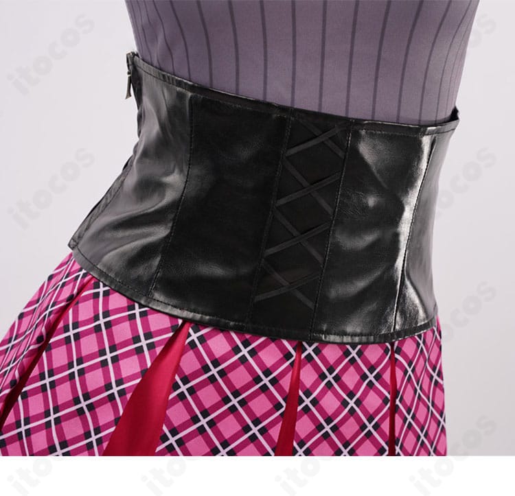 ウエストまわりの詳細。コルセットベルトの質感と飾り、スタイルアップ効果が分かる接写。